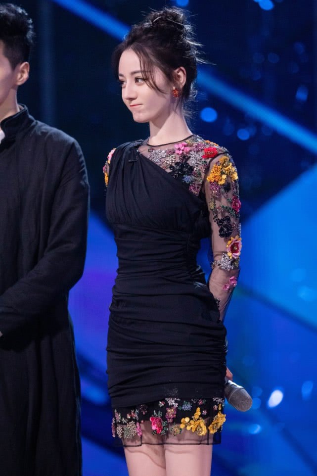 迪丽热巴穿火的鞋,迪丽热巴抢眼的鞋