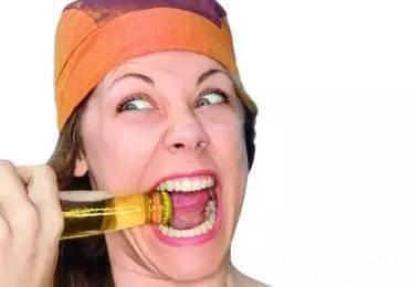喝啤酒不用开瓶器，喝了十几年啤酒才知这个方法，女生都能轻易开
