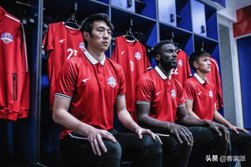 足球新换球衣的球队,中国客家足球俱乐部