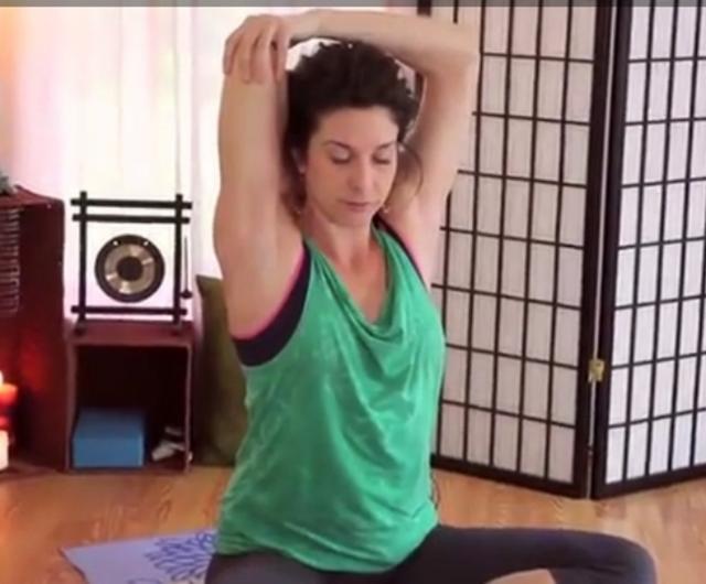 肩颈理疗瑜伽一招解决肩膀疼痛,肩颈堵塞僵硬的按摩神器