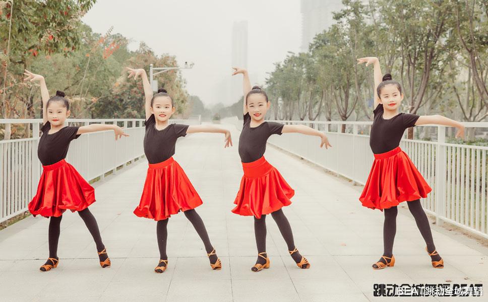 拉丁舞基本功训练动作背面,拉丁舞基本站姿讲解