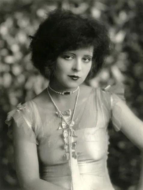 除了优雅贵气,珍珠还能休闲、叛逆、又嘻哈?