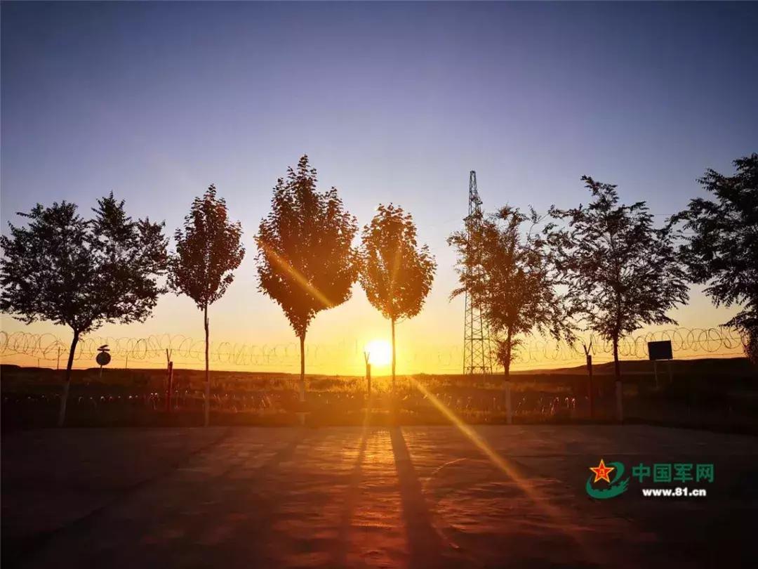 突然，女剑客发来消息