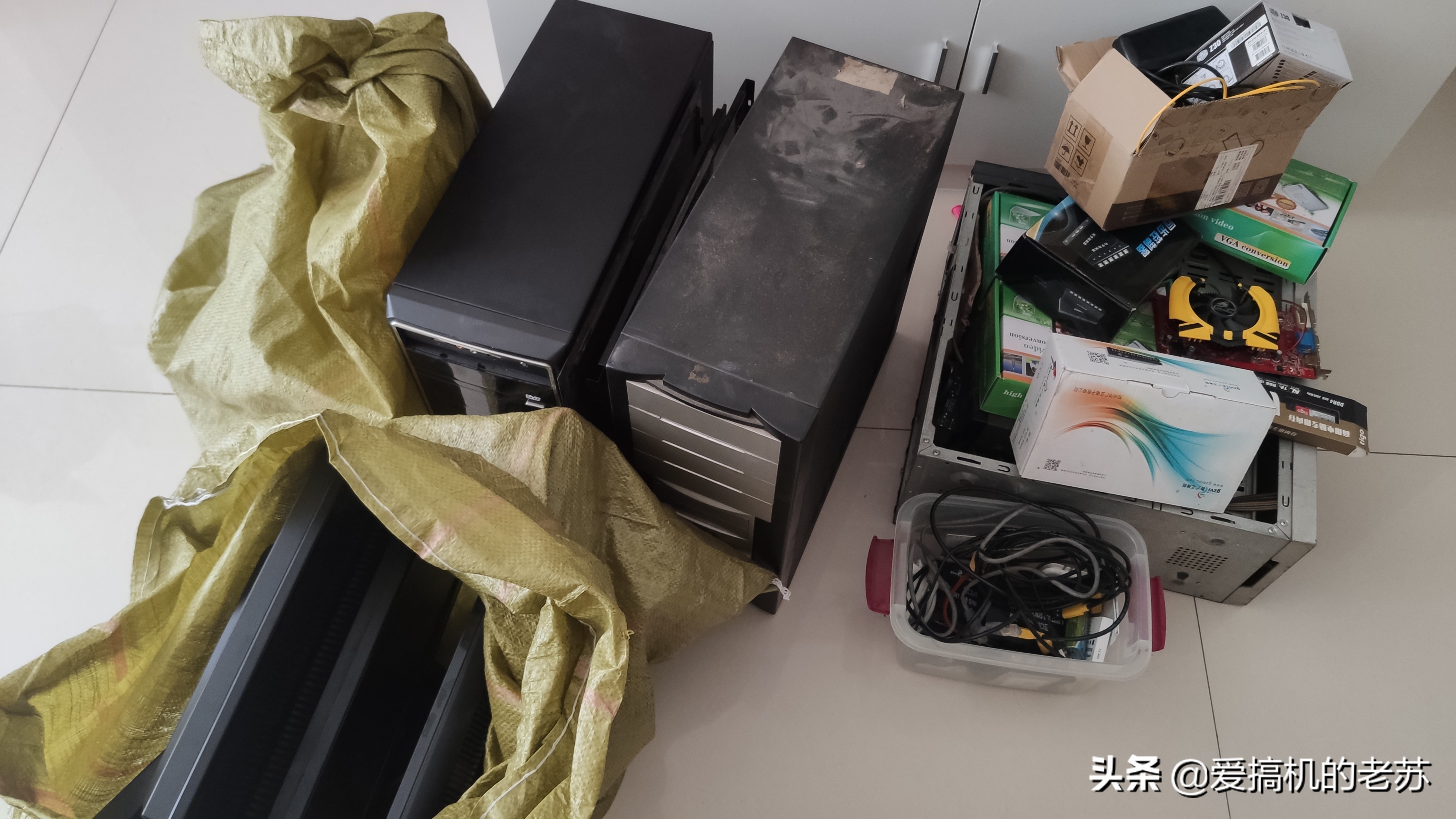 发挥图吧基佬精神，去朋友的地下城工作室捡点垃圾，能开个网吧了