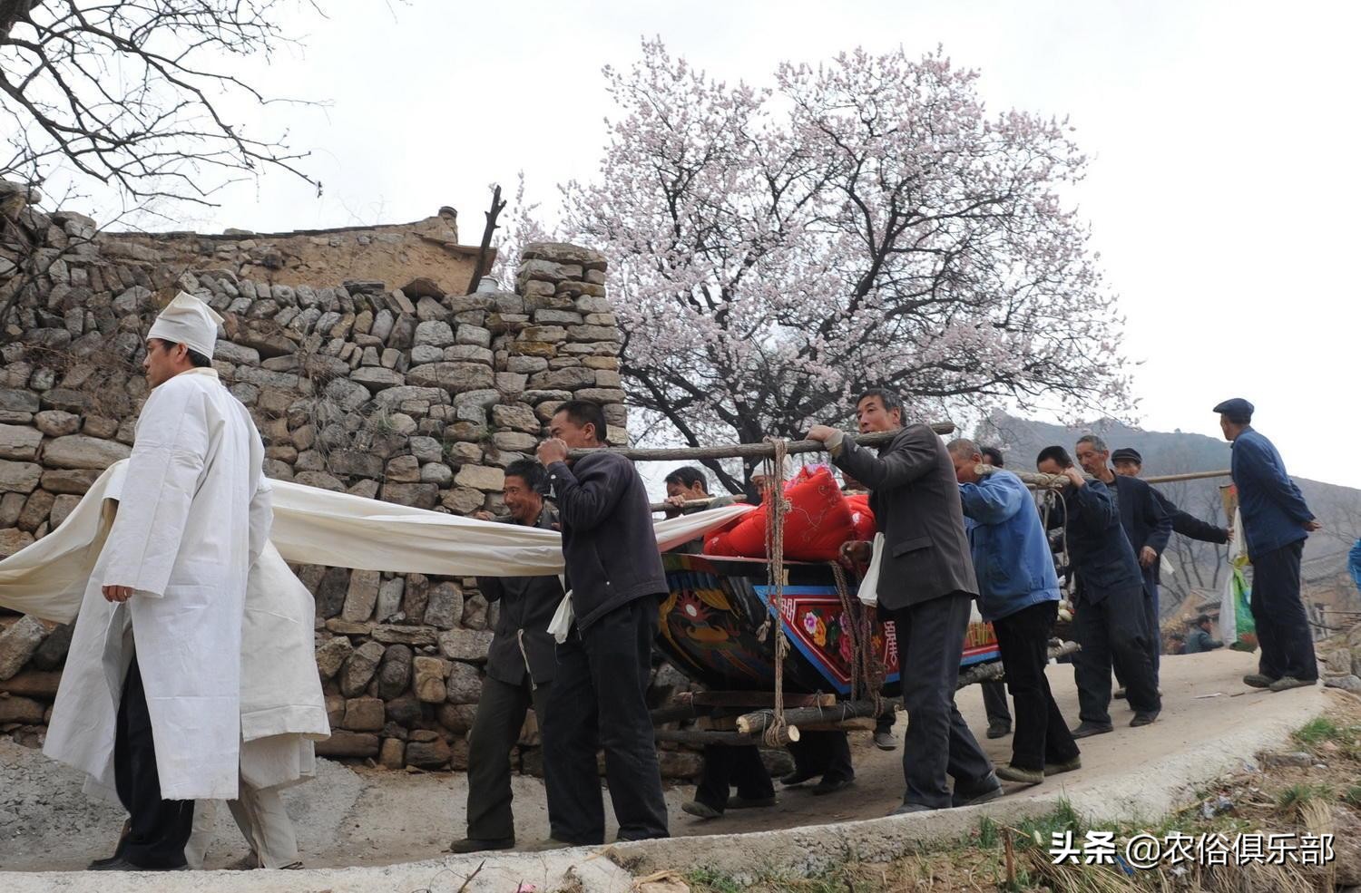 中国农村老人去世后的风俗,关于农村老人去世的风俗