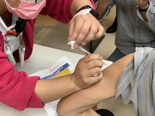 自己不敢用?继续往外送!日媒称日本将给越南提供阿斯利康新冠疫苗