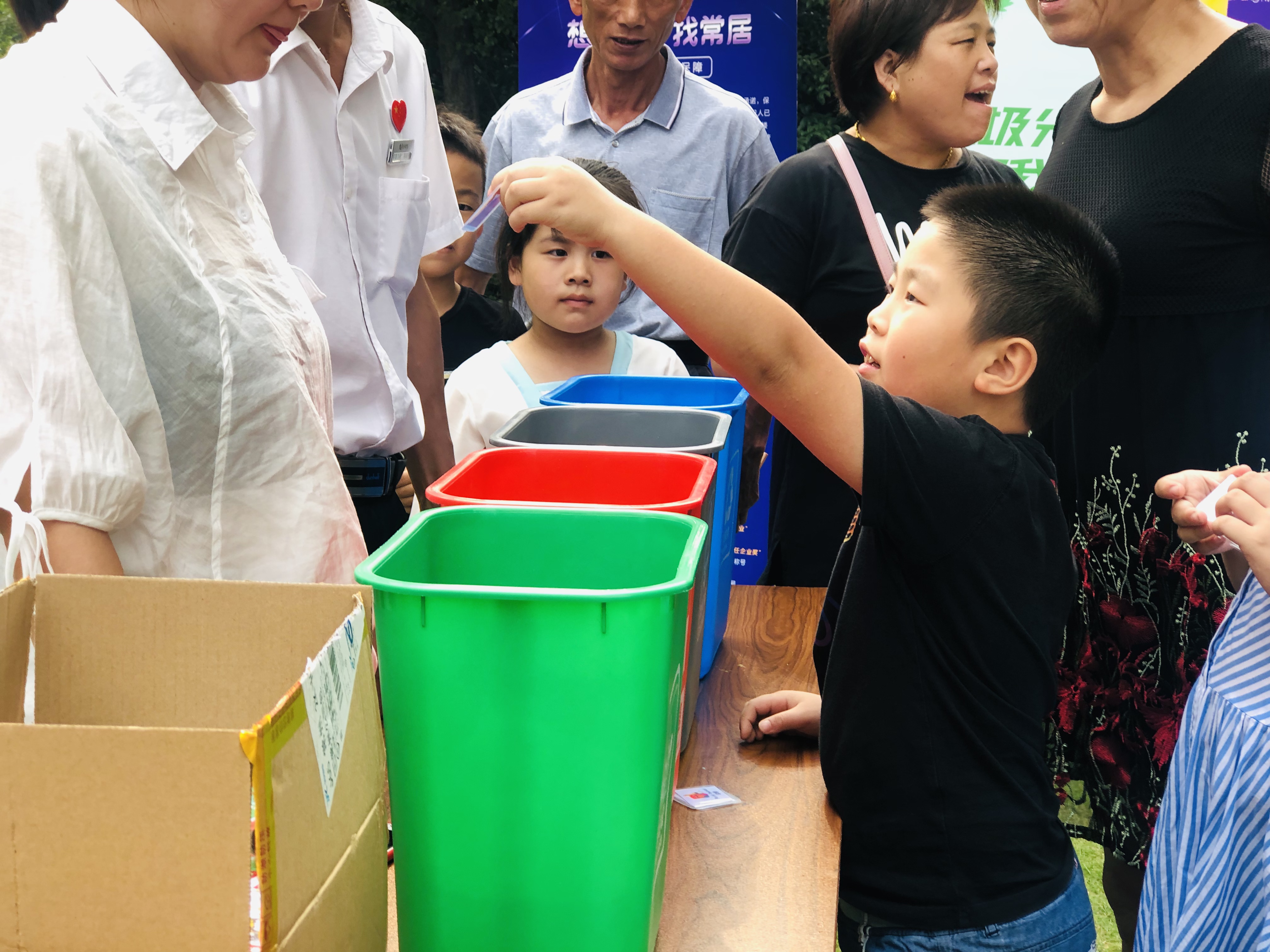垃圾分类推动居民走向文明自觉,垃圾分类进社区童心同行助环保