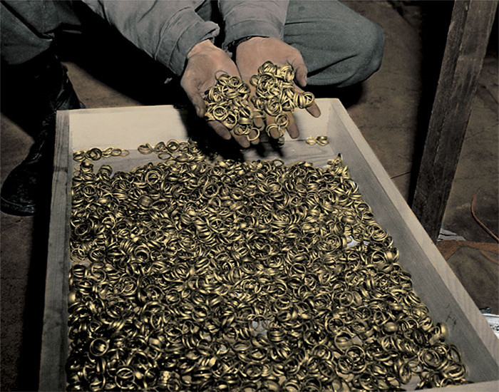 最触目惊心的结婚戒指：小木箱里，埋葬了多少爱情