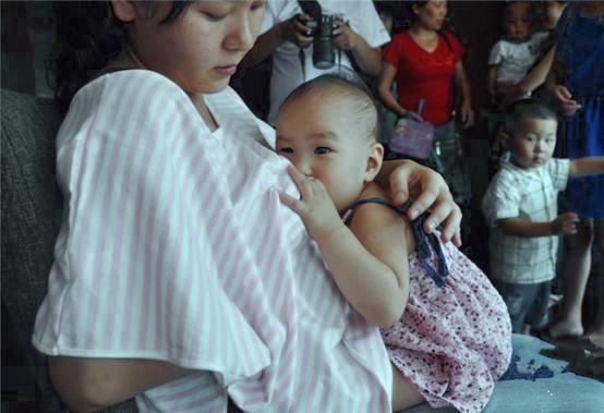 婴儿刚出生为啥要哭着抱,宝宝生下来为什么会竖着抱