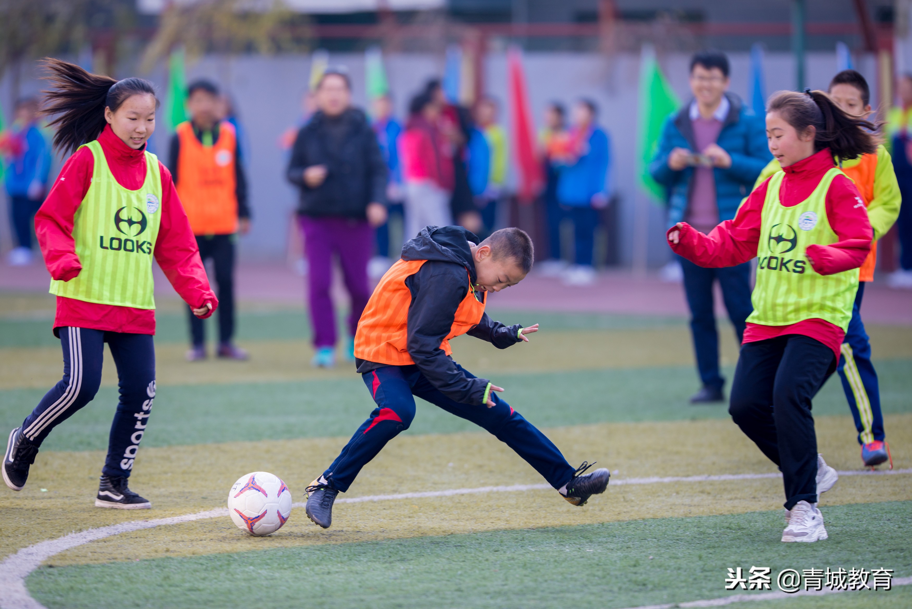 小学足球联赛拉开序幕,下南街小学第五届足球联赛开幕式