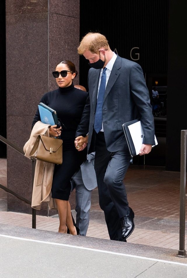 梅根回归王室后首次见女王,梅根出席王室活动不自信