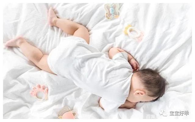 8个月宝宝睡觉趴睡要不要翻过来,宝宝趴睡怎么翻过来