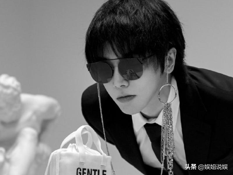 有种“整容”叫华晨宇戴眼镜，本以为变化不大，谁知帅成霸道总裁