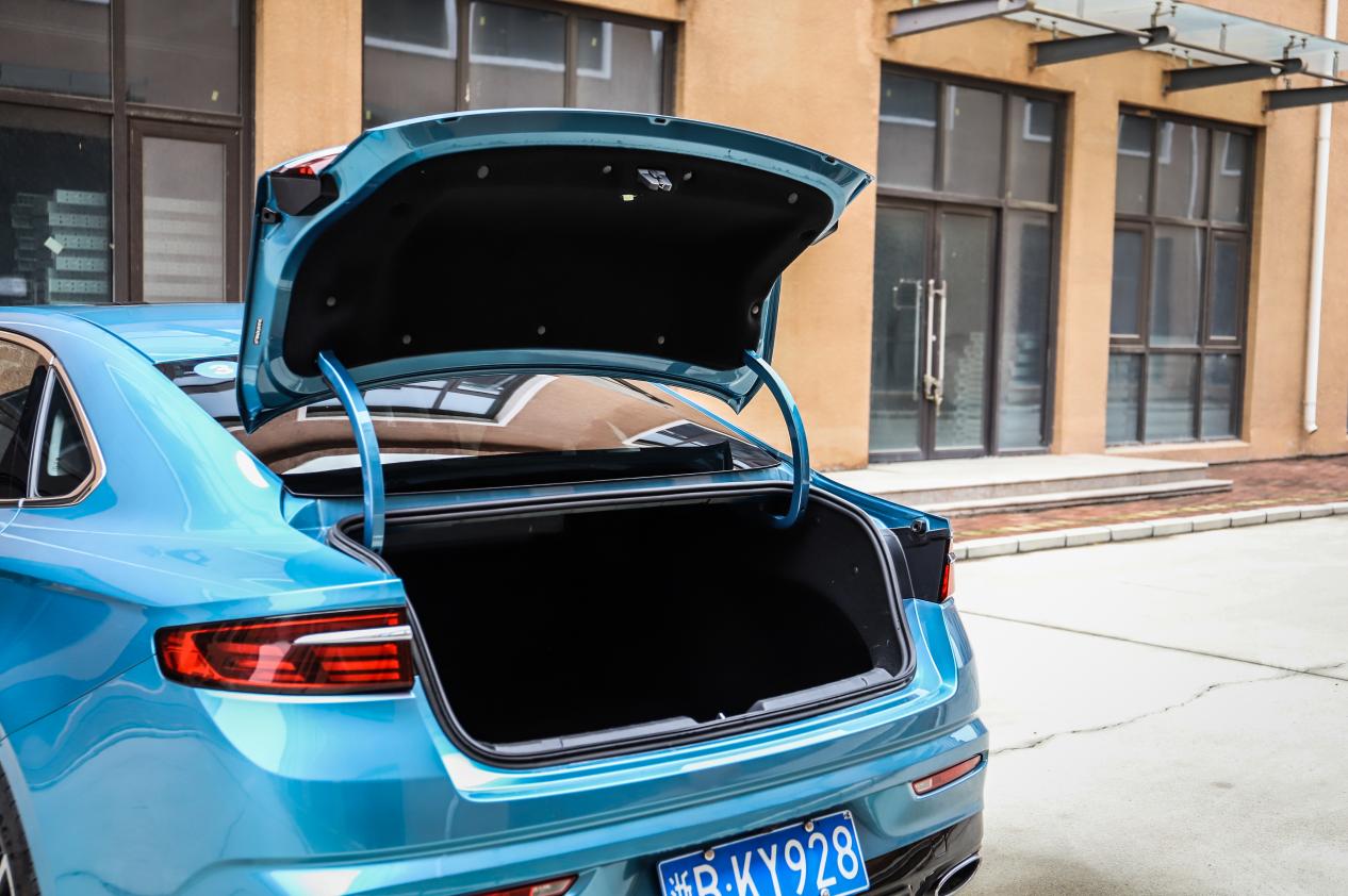 年轻先从动力开始试驾吉利星瑞,颜值才华全都要深度试驾吉利星锐