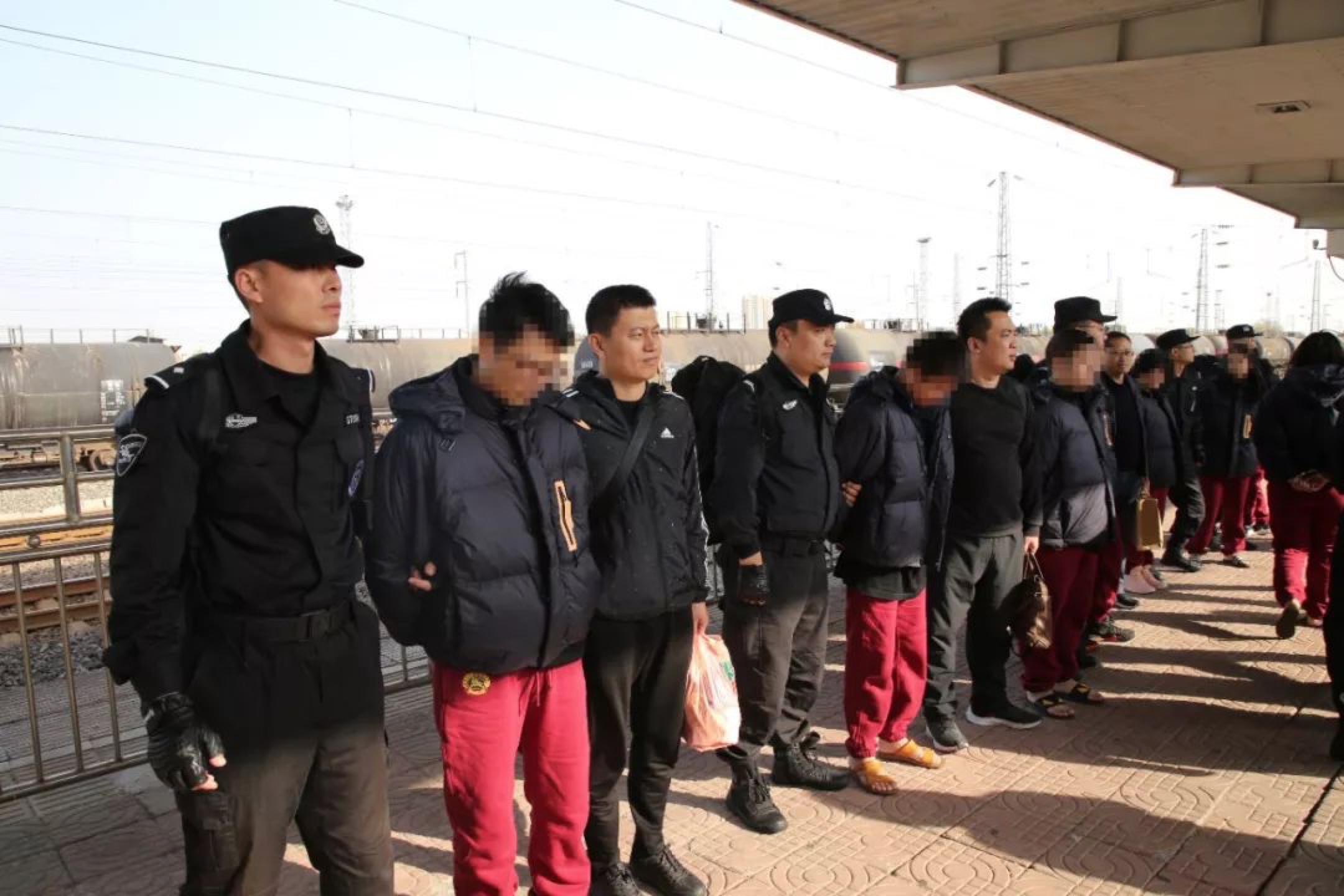 贩卖假冒品牌衣服怎么处罚,破获特大制售假冒品牌服装案