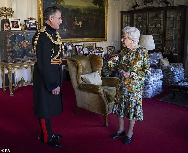 卡米拉73岁穿搭,卡米拉罕见向查尔斯公开示爱