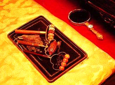 如懿传魏嬿婉头饰盘点,如懿传里面的魏嬿婉为何穿龙袍