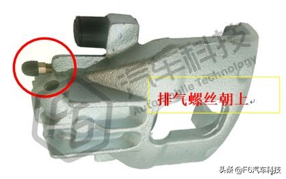 刹车踏板自动下沉什么原因造成的,汽车刹车踏板踩住会下沉怎么回事