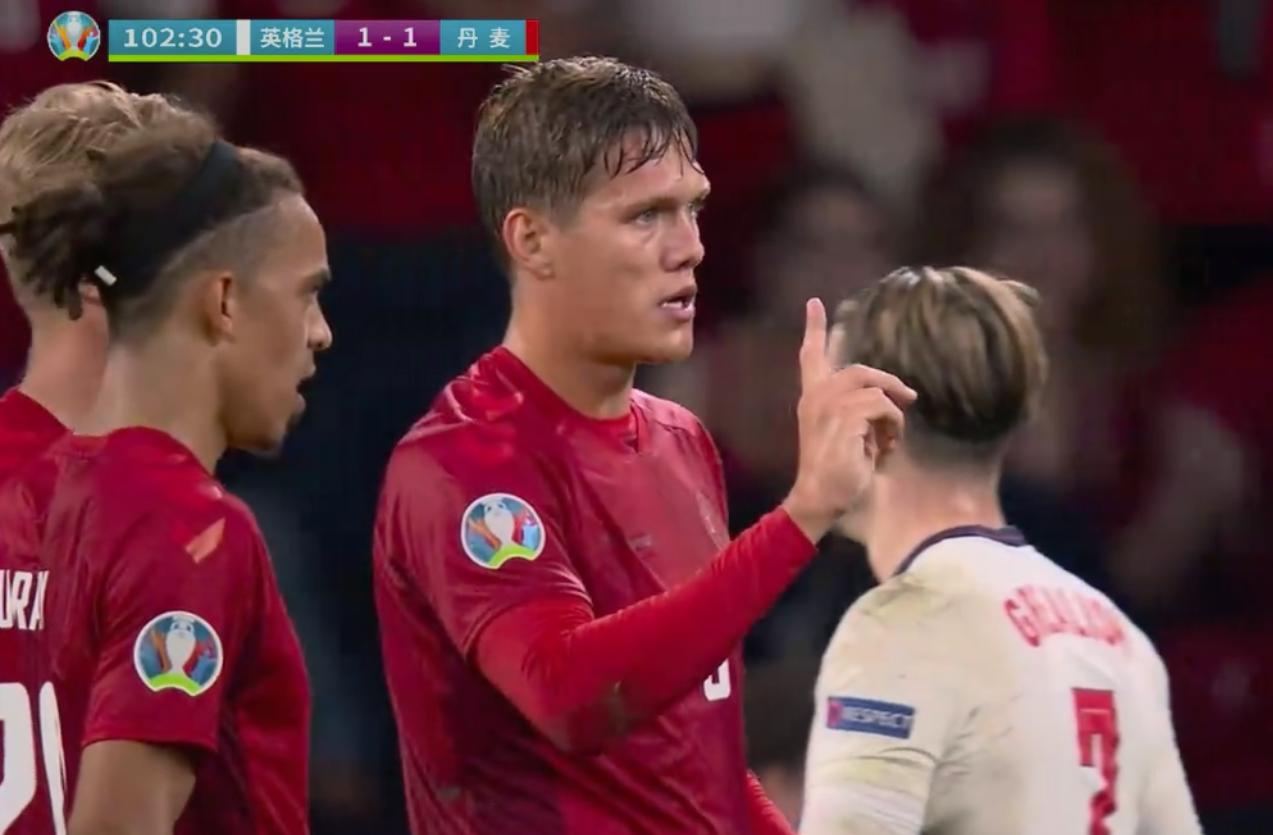 裁判巨大失误！斯特林造点瞬间，场上出现2个足球，丹麦队被黑了