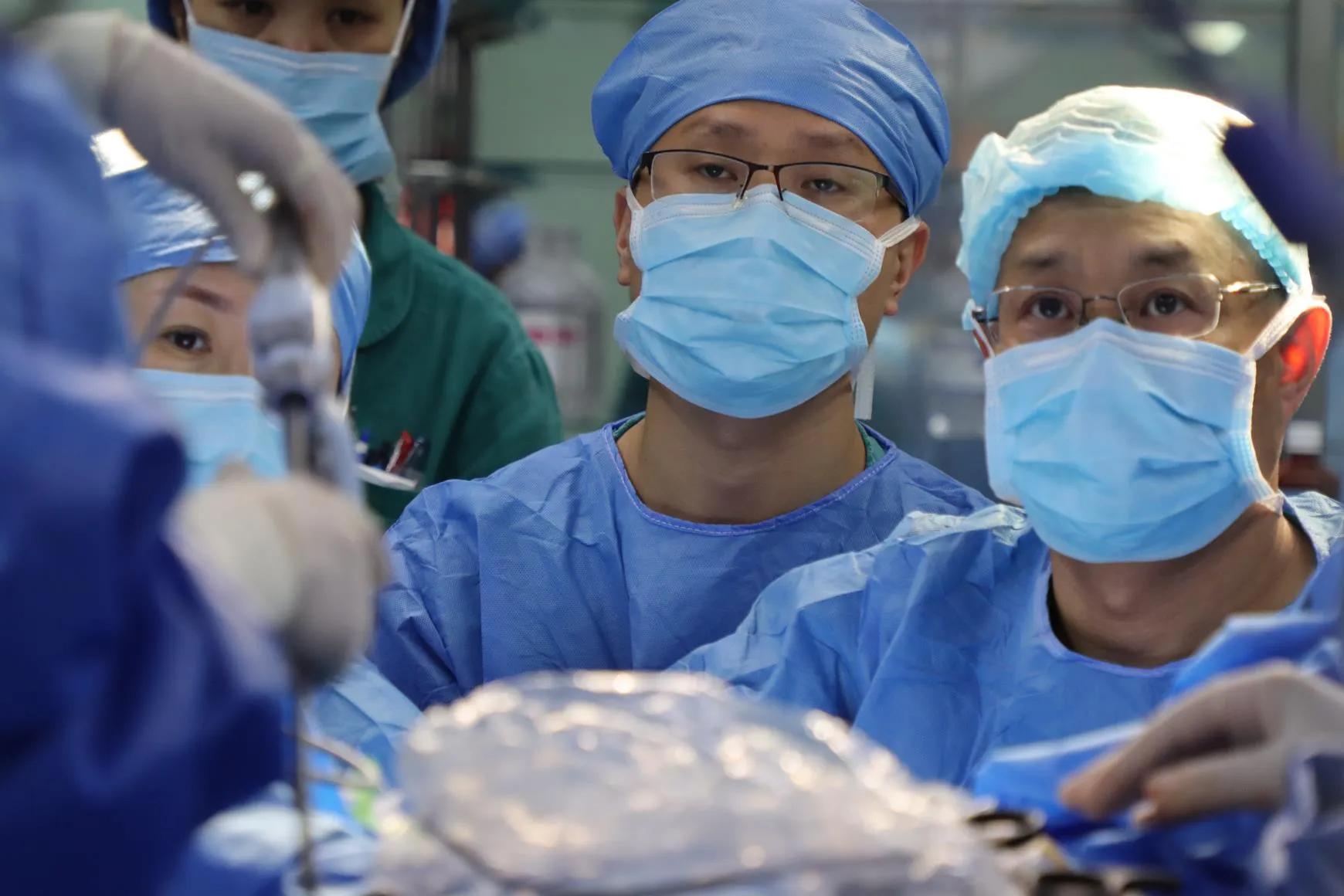 半年破百例!成妇儿“达芬奇机器人”精准治疗造福百余位妇女儿童