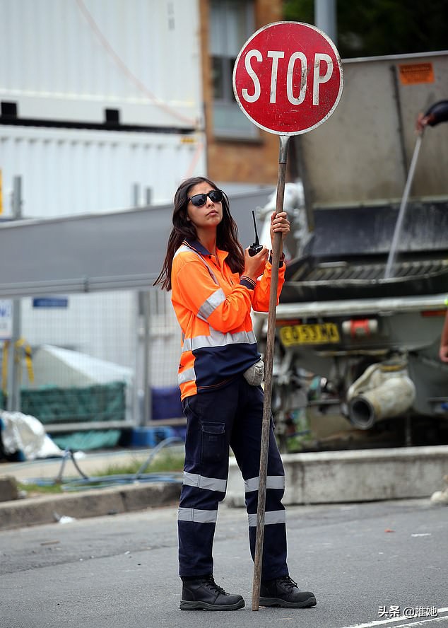 21岁美女,月薪5万的高一辍学生,是一名工地交通协管员