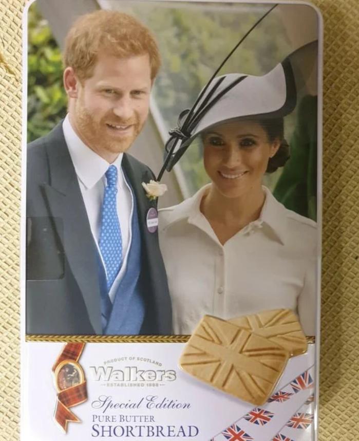 哈里梅根被女王羞辱？4英镑贱卖印着他们头像的饼干，还是没人买