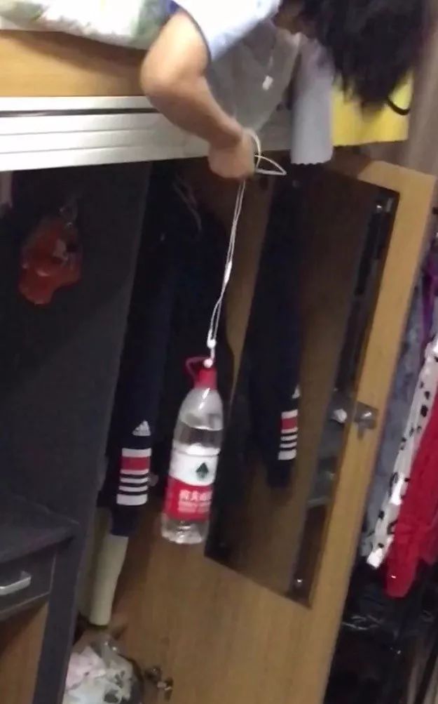 飞机杯被奶奶用来当袜子，这也太惨了吧