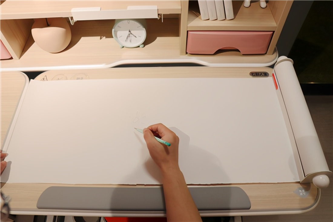 奋进星功能学习桌椅：为孩子的身体健康保驾护航