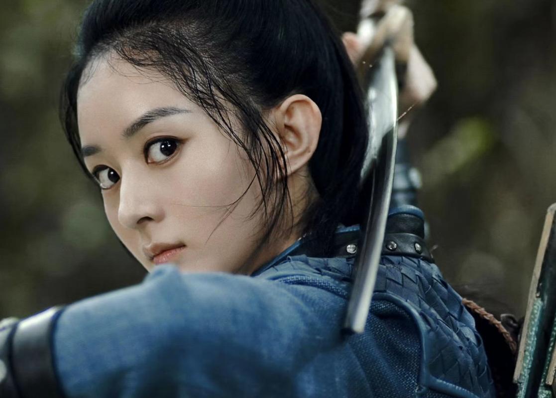 王一博看着小酒坛舔嘴唇，与赵丽颖气氛紧张，在拍“冷战戏”？