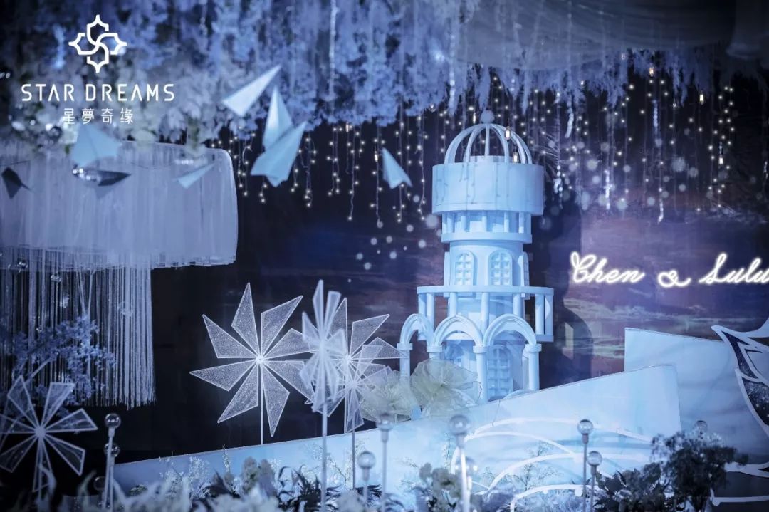 把深海的蔚蓝和小鹿眼里的星辰，都揉进了这场婚礼