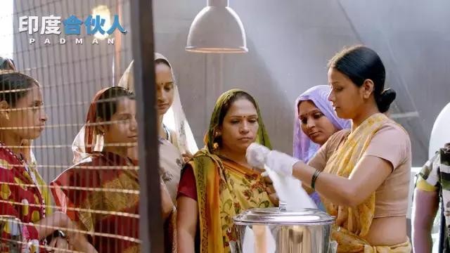 这个了不起的男人，靠着给女人做卫生巾成为英雄！