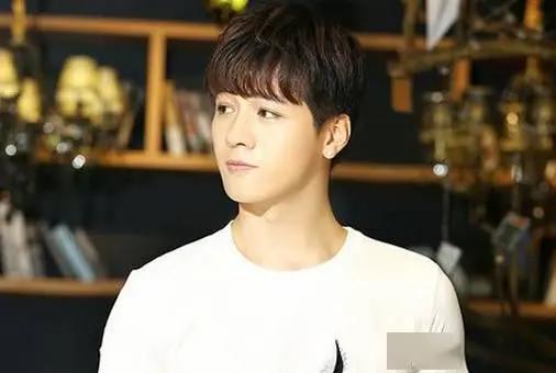 最新流行的男士烫发发型,今年最流行的男士烫发发型