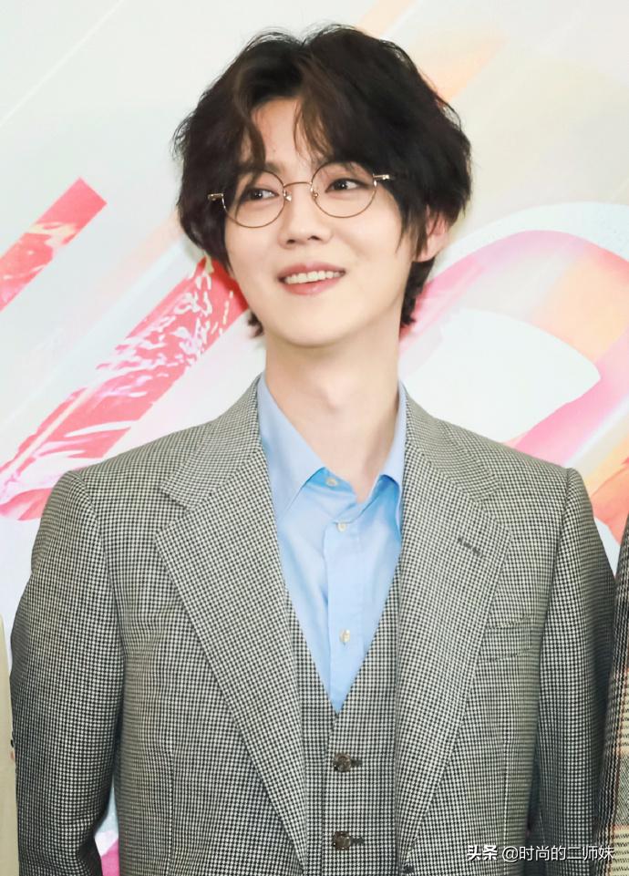 鹿晗帅气制服,鹿晗贵气照片