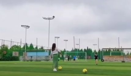 刘涛遇儿女探班三人调皮搞怪卖萌,太顾家