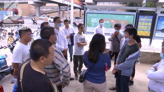 晚上停车早晨附近车都不见了,早上从车库出来看见一群人