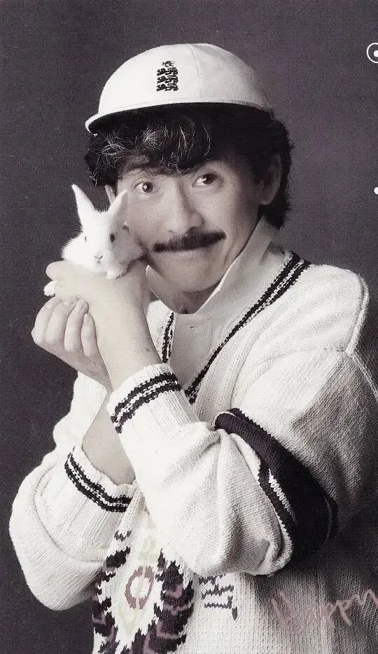 买二手衣服回家补、一张椅子用18年，这8位明星，有钱也没乱花