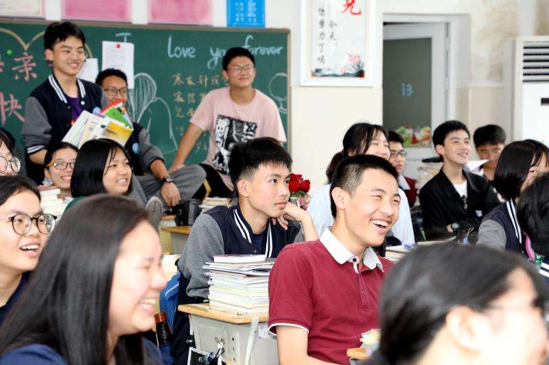 教师在群里辱骂他人,老师被踢出微信群骂学生