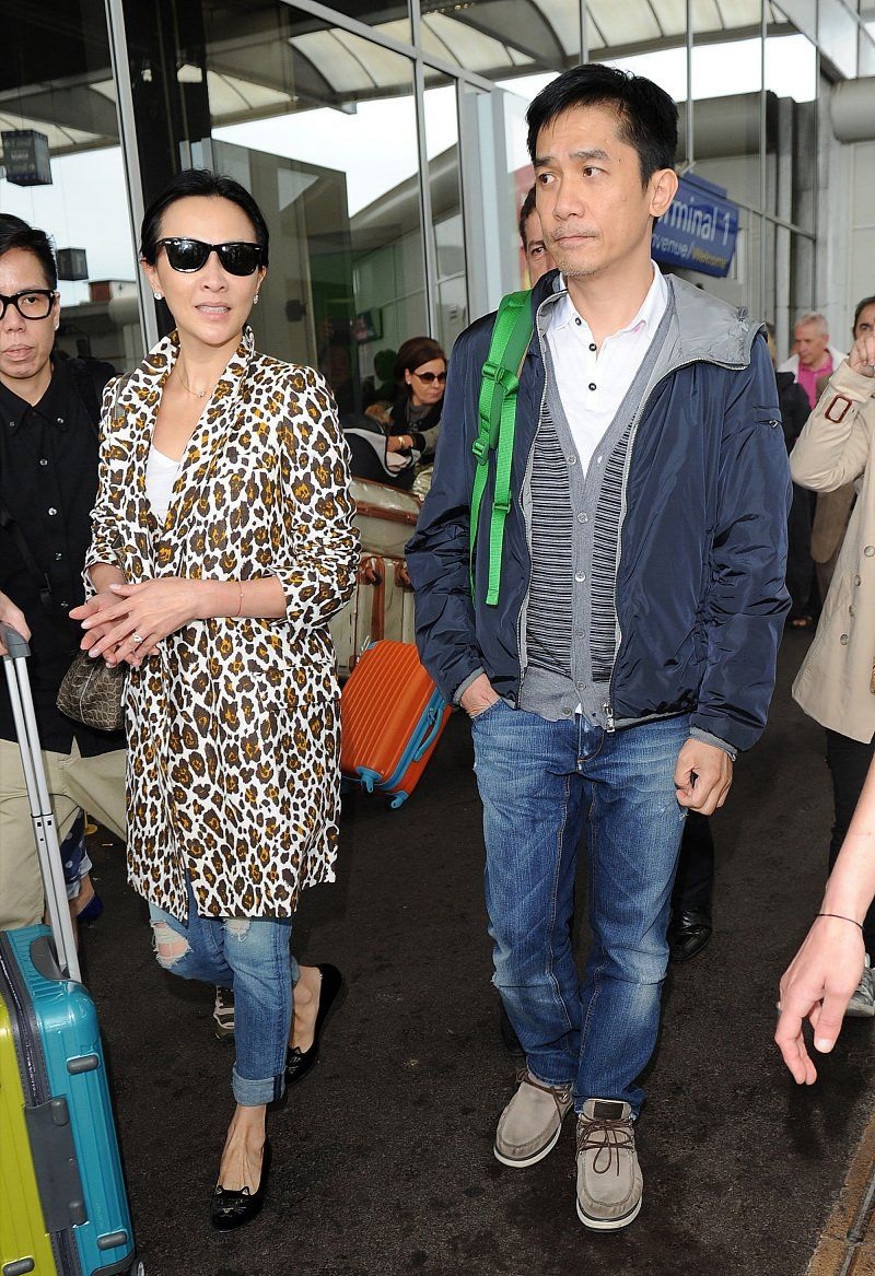 刘嘉玲穿西装牛仔裤和梁朝伟一起,刘嘉玲梁朝伟近期活动