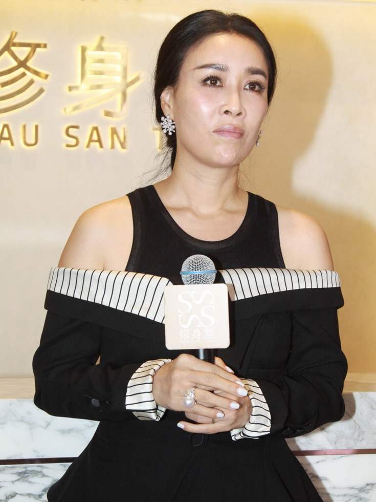 他被称为中国足坛第一快刀浪子前锋，娶天后为妻，那他是谁？