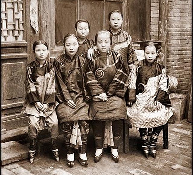 纤妙说应难，须从掌上看，古代为何要用裹小脚的方式对待女性