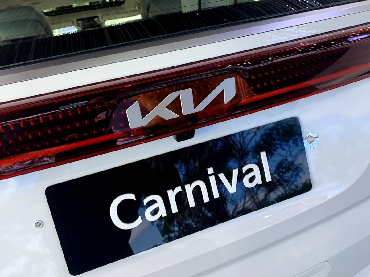 对标别克gl8的商务车,别克gl8公务舱跟起亚嘉华比怎么样