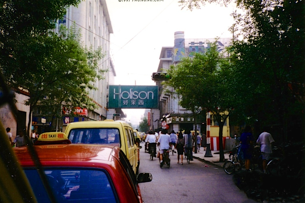 80年代滨江道创潮流奇迹,地摊日营业额4000块,一条时装裙上千元