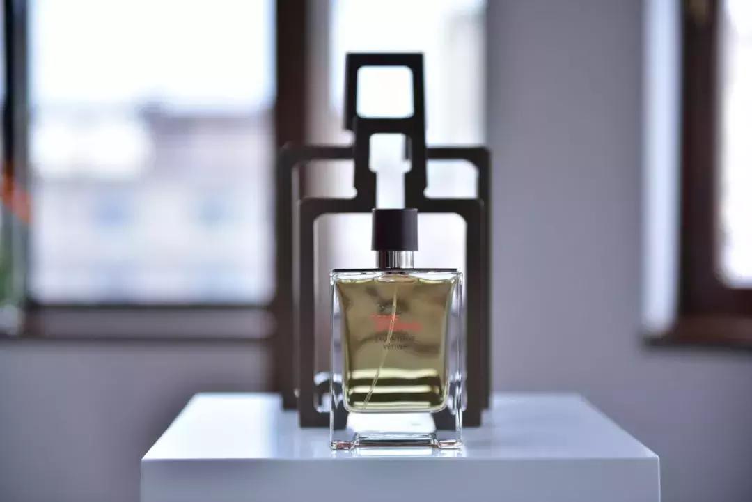 趁这些香水还没火，我先悄悄推荐给你