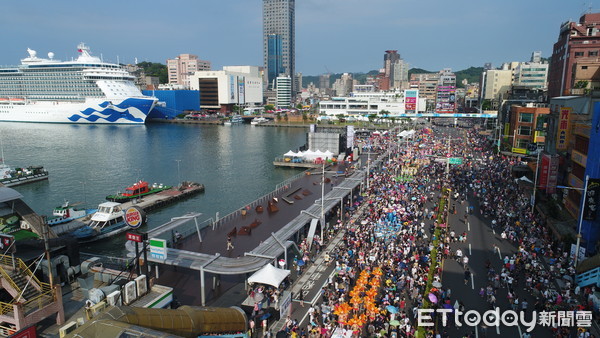 基隆海洋老鹰嘉年华热闹游街森巴女郎超吸睛人潮爆满