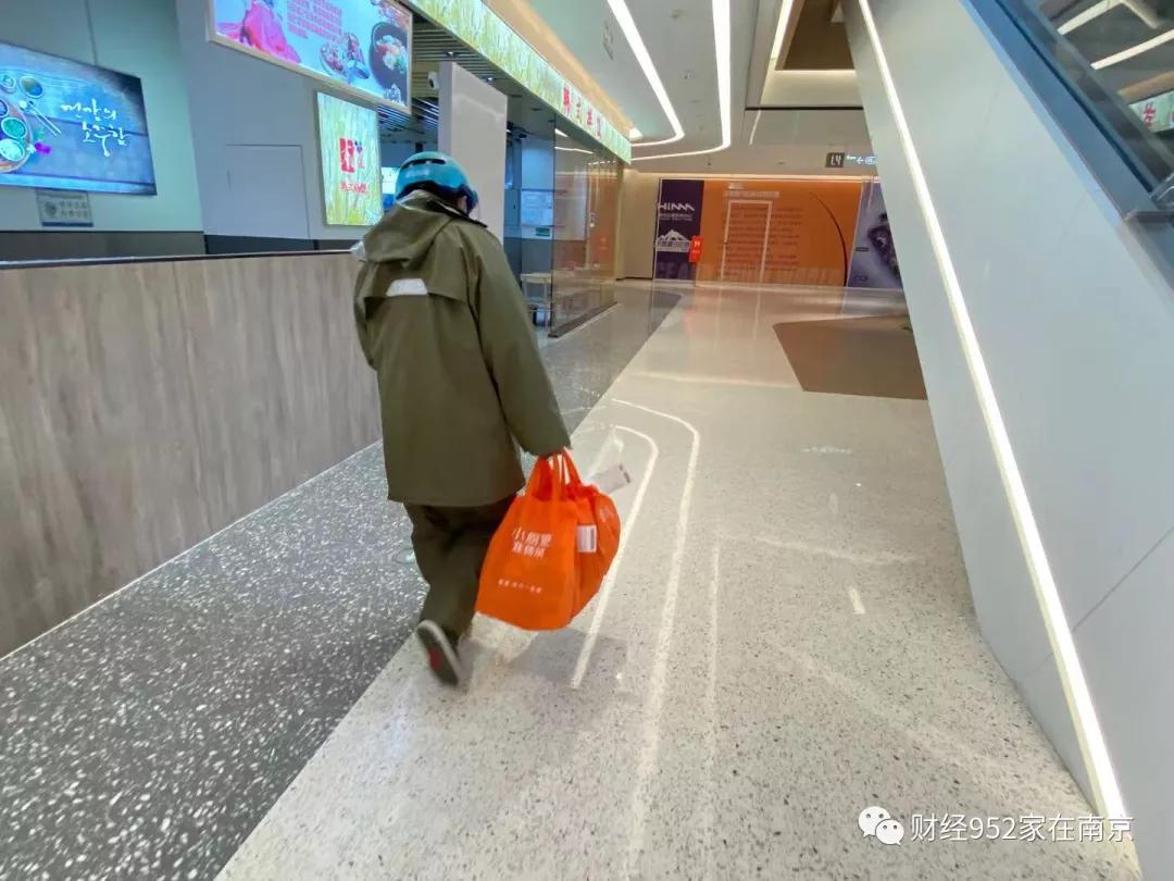 从千呼万唤到稀稀拉拉，南京南站商业一开业就入秋？