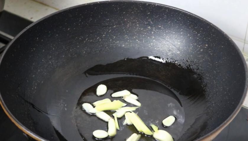 红烧肉家常做法简单不油腻加土豆,好的五花肉做红烧肉和土豆怎么做