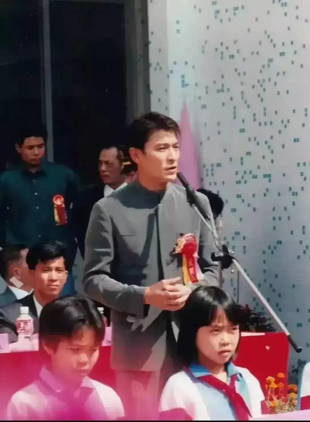 刘德华回乡拜祭祖宗的故事,刘德华回老家认祖归宗争地