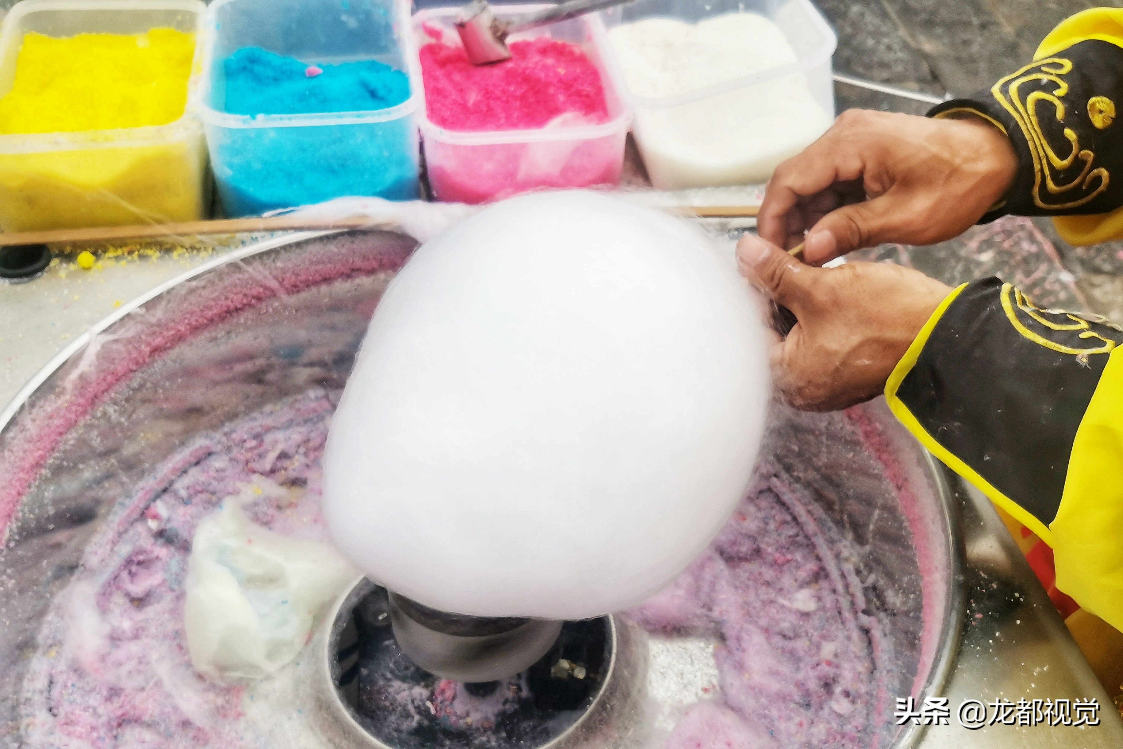 19岁摆摊小哥卖棉花糖,男子卖棉花糖