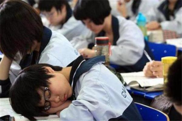 初中生熬夜写作业该怎么解决,初中生晚上怎么高效写作业