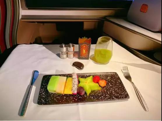 卡塔尔航空777经济舱体验,卡塔尔航空qsuite商务舱是哪个飞机